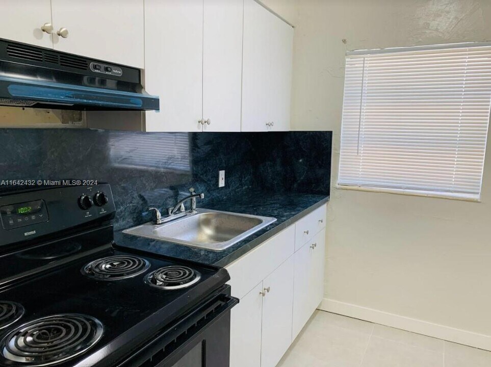693 NE 86th St-Unit -2 in Miami, FL - Building Photo