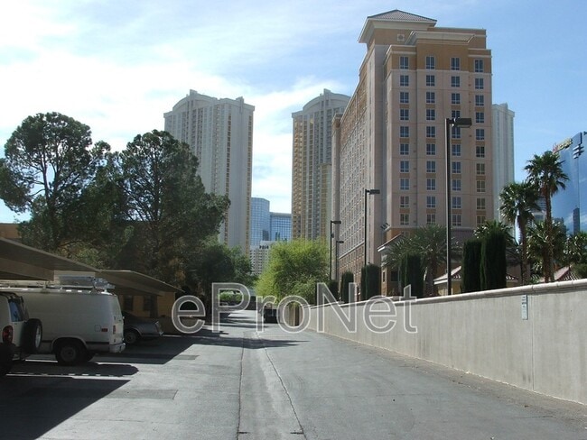 4650 Koval Ln in Las Vegas, NV - Building Photo - Building Photo