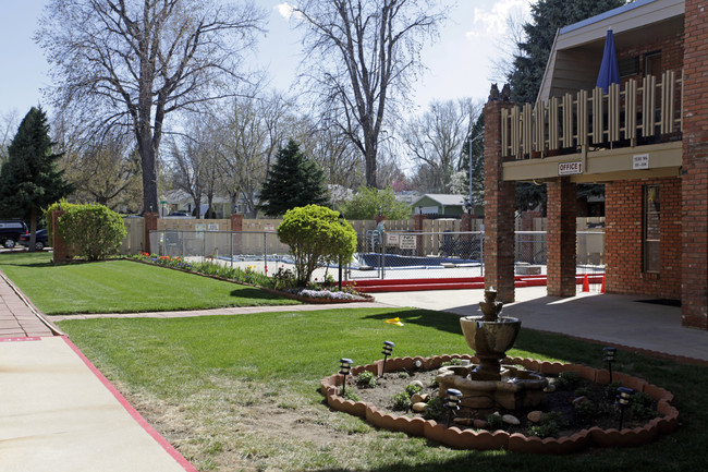 Chateau Villa Apartments in Longmont, CO - Foto de edificio - Building Photo