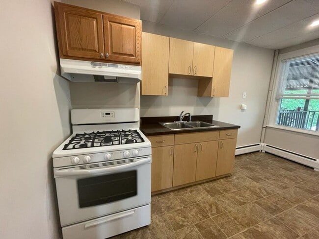 1287 Massachusetts Ave, Unit 1 in Arlington, MA - Foto de edificio - Building Photo