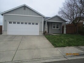 655 Callahan Dr in Roseburg, OR - Building Photo