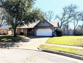 422 Thoreau Ln in Euless, TX - Building Photo