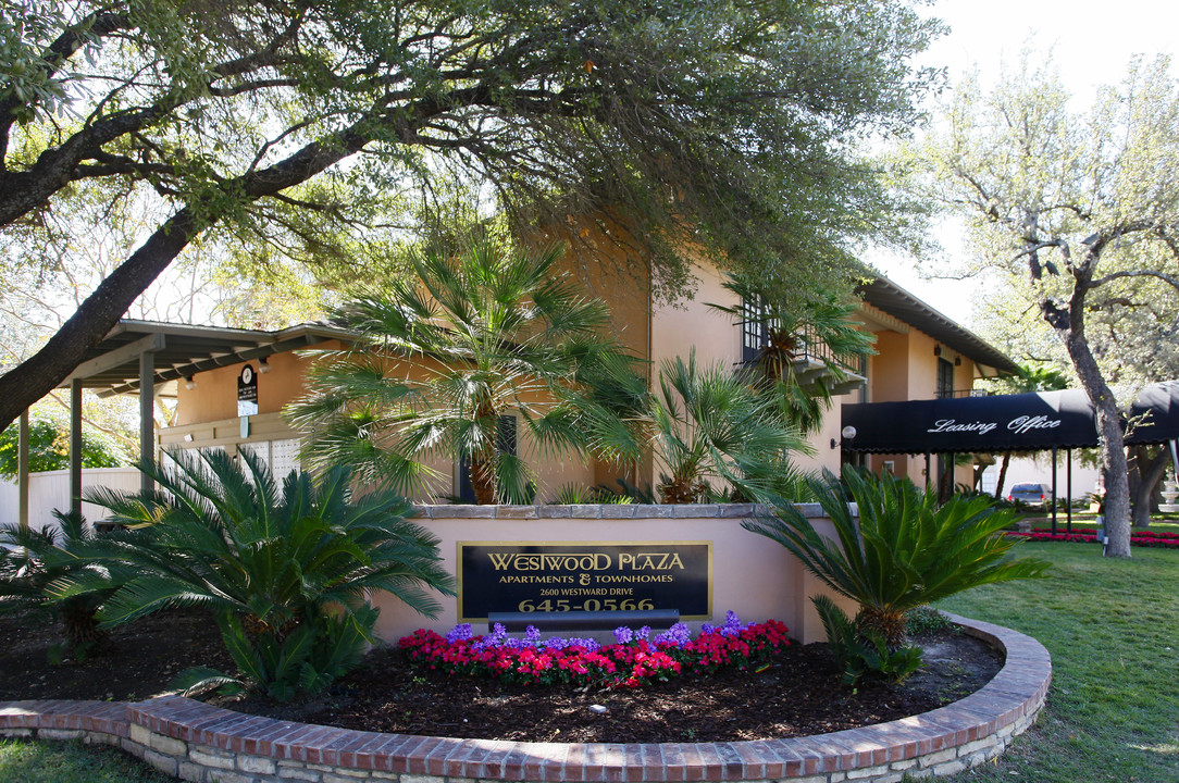 Westwood Plaza in San Antonio, TX - Building Photo