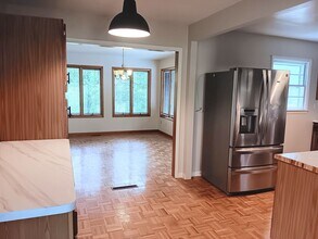 1229 Lyndale Dr in Charleston, WV - Foto de edificio - Building Photo