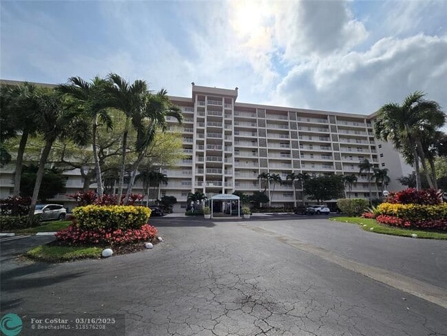 3510 Oaks Way in Pompano Beach, FL - Building Photo - Building Photo