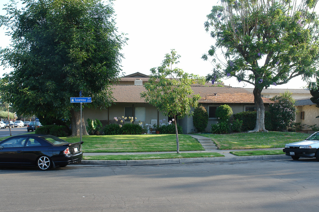 335 W Tularosa Ave in Orange, CA - Building Photo