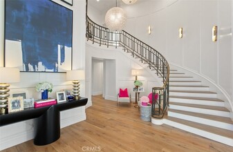 5 Windemere Ct in Newport Beach, CA - Foto de edificio - Building Photo