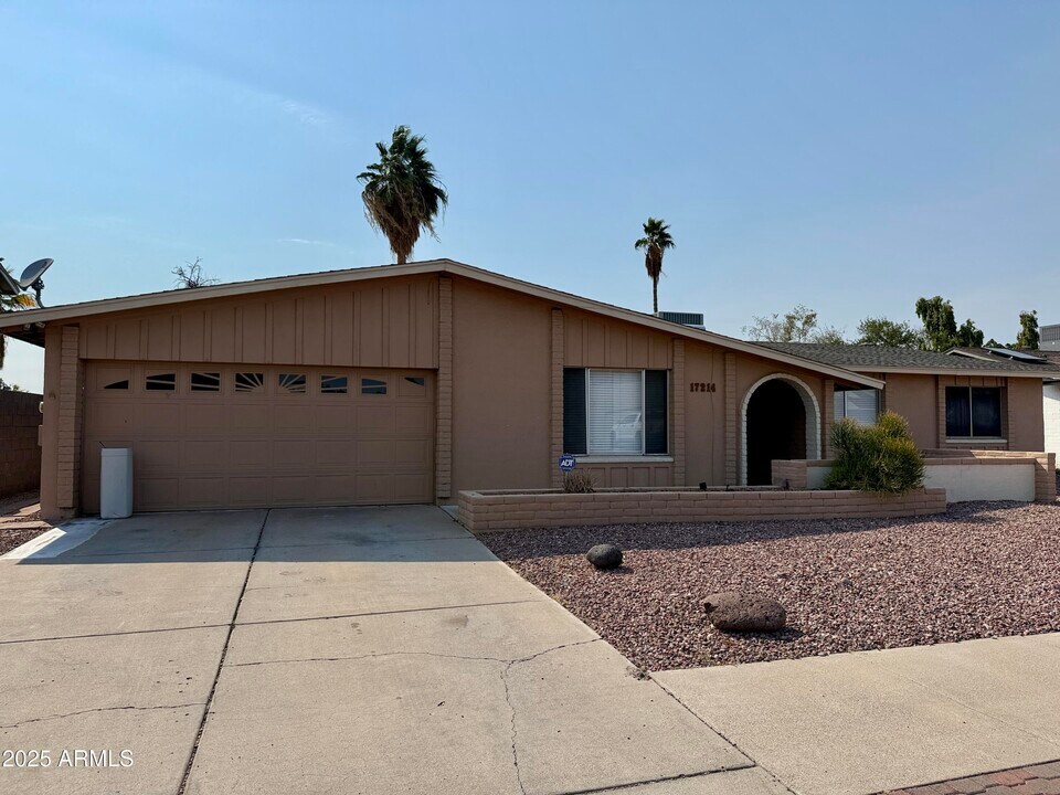 17214 N 49th Ave in Glendale, AZ - Building Photo