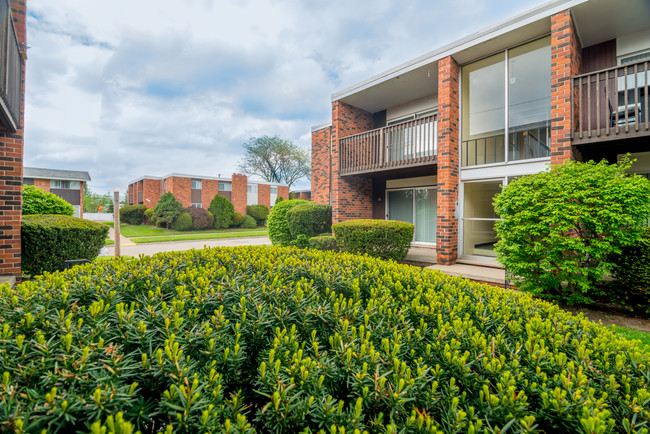 Carriage House Apartments in Flint, MI - Building Photo - Building Photo