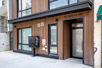 302 Graham Ave in Brooklyn, NY - Foto de edificio - Building Photo