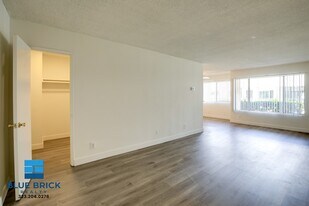 17834 Burbank Blvd in Los Angeles, CA - Building Photo