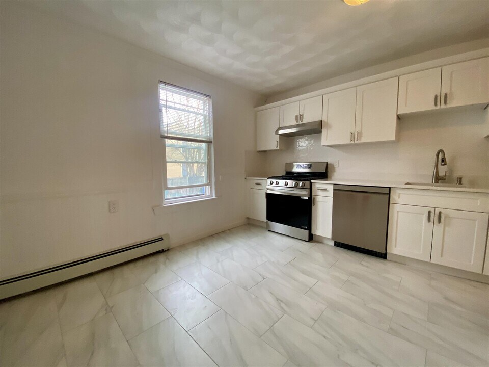 65 Elm St, Unit 1 in Cambridge, MA - Foto de edificio