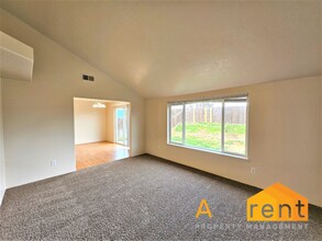 1430 Vista Dr in Central Point, OR - Building Photo - Building Photo