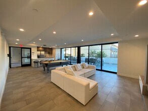 The Jordan Heights in Canoga Park, CA - Foto de edificio - Building Photo