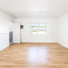 212 Phoenetia Ave in Coral Gables, FL - Building Photo - Building Photo