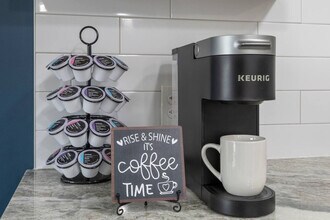 28294 Ferry Rd in Warrenville, IL - Foto de edificio - Building Photo