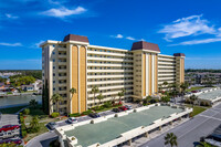 Columbia Towers at Sea Towers in St. Petersburg, FL - Foto de edificio - Building Photo