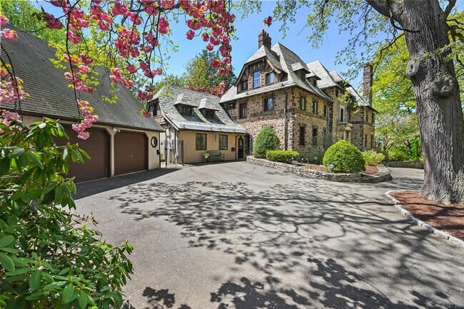 property at 6 Prospect Ct