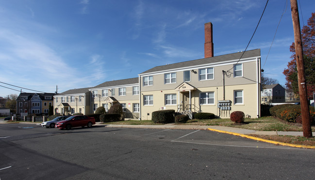 Eastern Avenue in Capitol Heights, MD - Building Photo - Building Photo