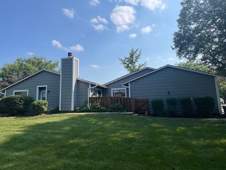 6851 Larkspur Ct in Woodridge, IL - Building Photo