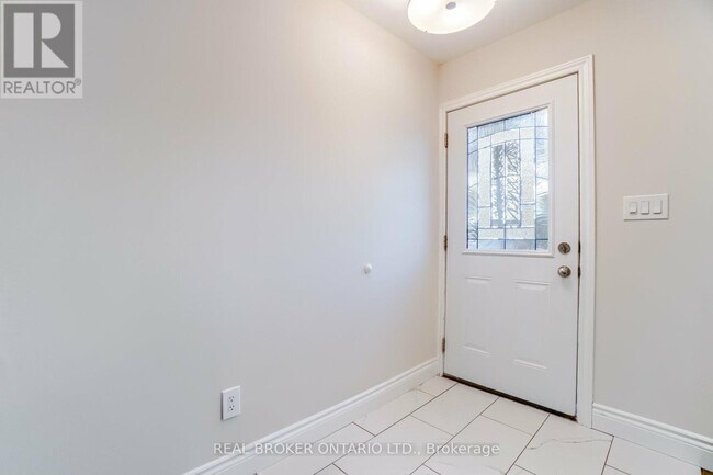 136 CLAYMORE Crescent in Oshawa, ON - Building Photo - Building Photo