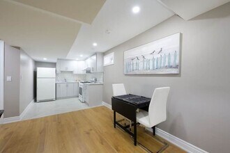 1240 Dunsmure Rd in Hamilton, ON - Building Photo - Building Photo