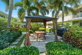 2100 NE 38th St in Lighthouse Point, FL - Foto de edificio - Building Photo