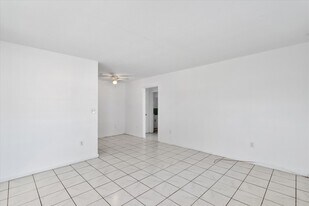 16100 NE 19th Ct, Unit 4 in North Miami Beach, FL - Building Photo