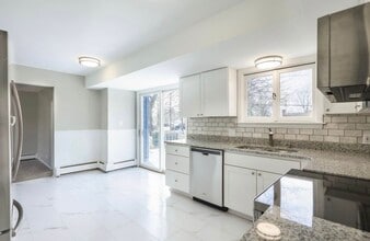 530 Holbrook Ln in Saginaw, MI - Building Photo - Building Photo