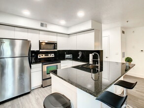 7200 Westpointe Blvd in Orlando, FL - Foto de edificio - Building Photo