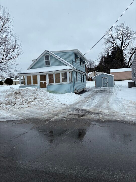 305 Calder Ave in Yorkville, NY - Foto de edificio