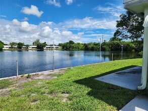 2409 NW 51st St in Fort Lauderdale, FL - Foto de edificio - Building Photo