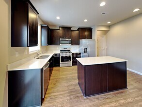 1055 Riggs Dr E in Enumclaw, WA - Foto de edificio - Building Photo