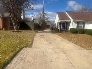 2550 Reese Lake Cir in Memphis, TN - Building Photo - Building Photo