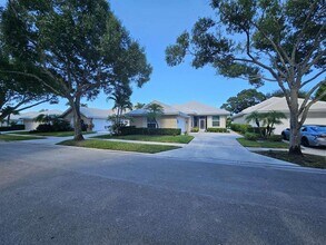 1025 Bedford Ave in Palm Beach Gardens, FL - Building Photo - Building Photo
