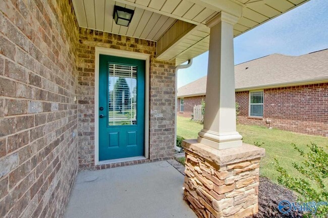 5010 Montauk Trail SE in Owens Cross Roads, AL - Building Photo - Building Photo