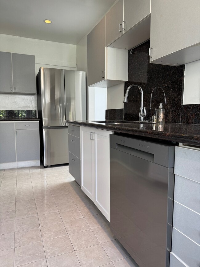 2217 Selby Ave in Los Angeles, CA - Building Photo - Building Photo