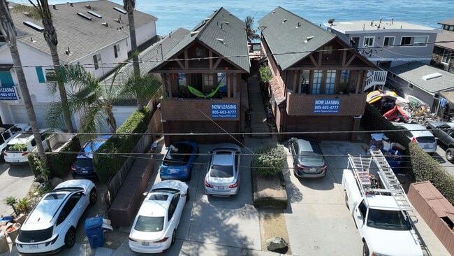 6585 Del Playa Dr in Goleta, CA - Foto de edificio - Building Photo