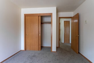 Surrey Ridge Apartments in Janesville, WI - Building Photo - Interior Photo