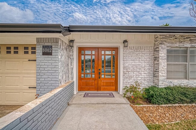 8002 Richmond Ave. in Houston, TX - Building Photo - Building Photo