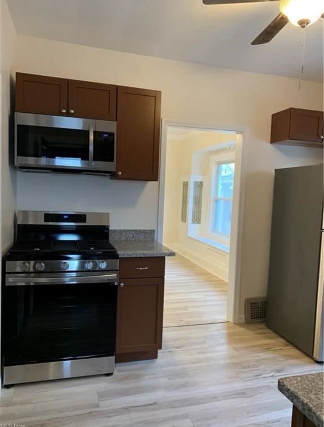 2077 Lewis Dr, Unit Upper in Lakewood, OH - Building Photo - Building Photo