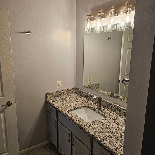 284 Minz Park Cir in West Bend, WI - Building Photo - Building Photo