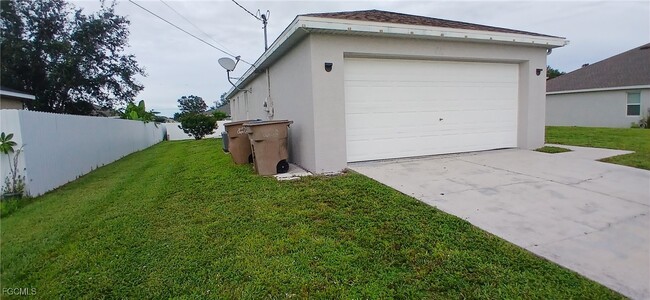 411 NE Juanita Pl in Cape Coral, FL - Building Photo - Building Photo
