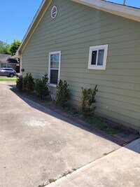 2512 Oakcliff St photo'