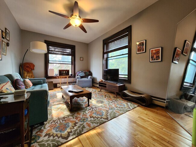 2200 Hennepin Ave S in Minneapolis, MN - Building Photo - Building Photo