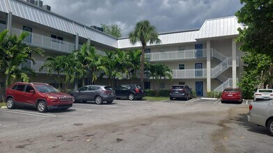 3000 Riverside Dr in Coral Springs, FL - Building Photo - Building Photo
