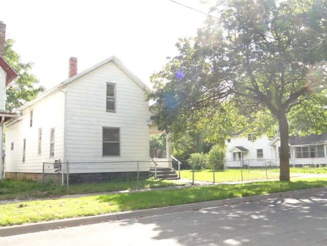 1009 Adrian in Jackson, MI - Building Photo - Building Photo