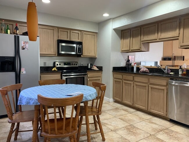 property at 716 W Mulberry St