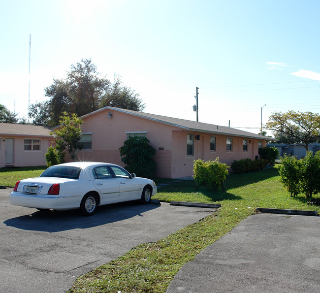 5820-5824 SW 27th St in Hollywood, FL - Foto de edificio - Building Photo