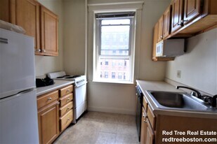 16 Queensberry St in Boston, MA - Building Photo